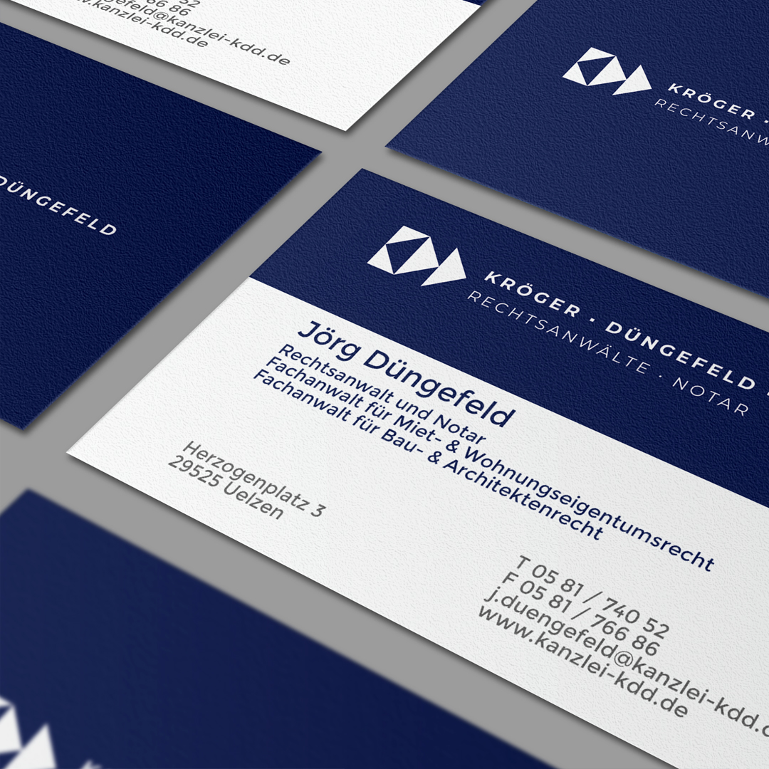 Auf dem Bild sieht man eine elegante Visitenkarte. Das Design wirkt minimalistisch und modern, jedoch auch professionell und edel. Dazu passend ist das Logo des Unternehmens, welches in einer passenden Farbe ebenfalls aufgedruckt ist. Auf der Vorderseite befindet sich der Name des Mitarbeiters, seine Position im Unternehmen und die wichtigsten Kontaktdaten wie Telefonnummer und E-Mail-Adresse. Auf der Rückseite gibt es weitere Informationen in kurzer Form, wie beispielsweise die Unternehmensphilosophie oder Referenzen des Unternehmens. Das Gesamtbild vermittelt einen bleibenden Eindruck und spricht potenzielle Kunden auf eine professionelle und elegante Art und Weise an.